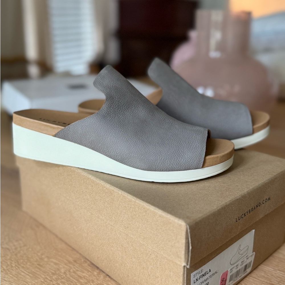 BRAND NEW Lucky Brand Women's Gray Slide Sandals
